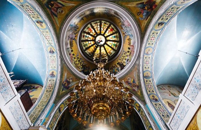 п'яна церква у Чернівцях фото