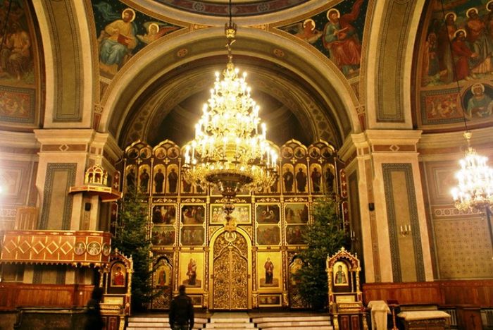 п'яна церква у Чернівцях фото