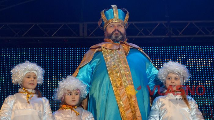 http://vlasno.info/suspilstvo/8/dozvillya/item/15559-vinnychan-sviatyi-mykolai-pryvitav-cherez-liuk-limuzyna-foto-video