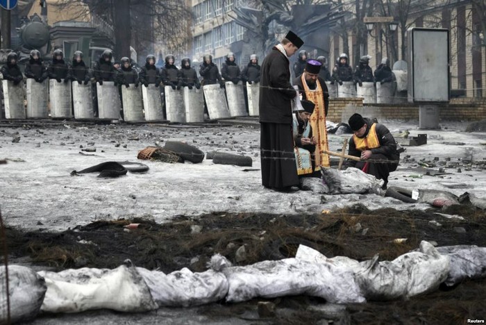 священники на Грушевського у Києві фото
