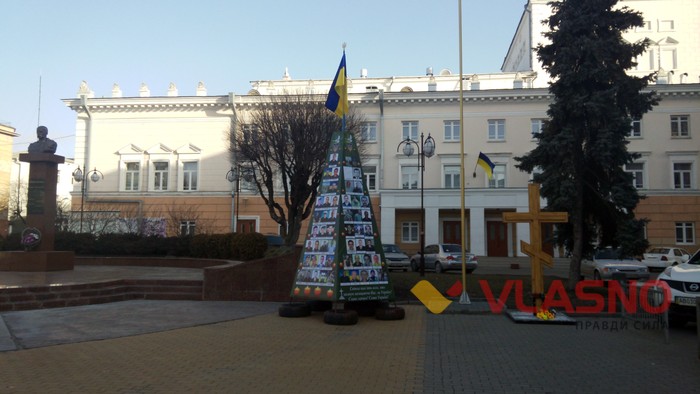 хрест на Майдані небесної Сотні у Вінниці фото