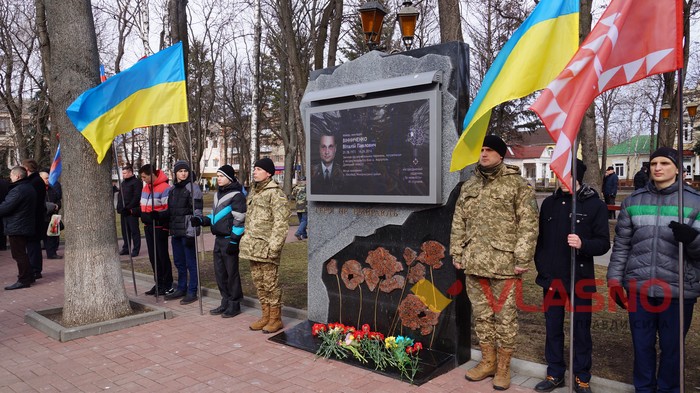 поеладання квітів до меморіалу Небесної Сотні у Вінниці фото