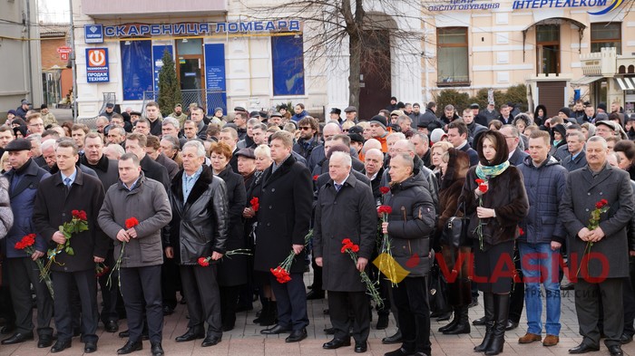 поеладання квітів до меморіалу Небесної Сотні у Вінниці фото