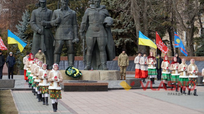 поеладання квітів до меморіалу Небесної Сотні у Вінниці фото