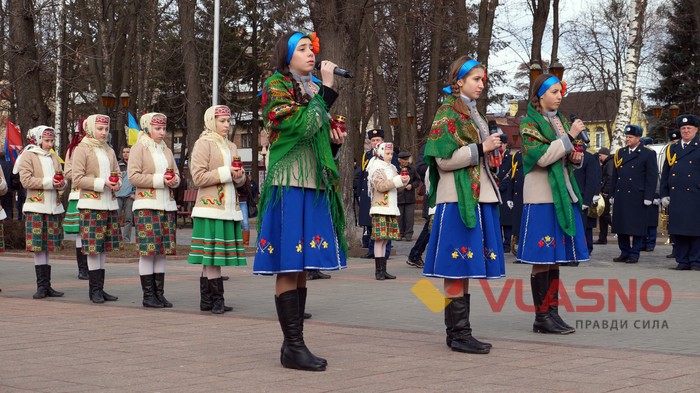 поеладання квітів до меморіалу Небесної Сотні у Вінниці фото