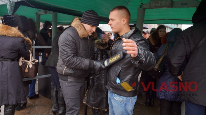 вінничан обшукують металошукачем під час приїзду Порошенка фото