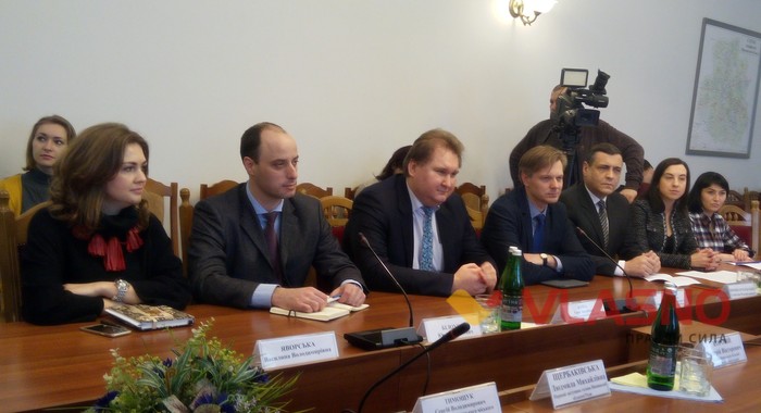 підписання меморандуму заступником виконавчого директора фонду Тарасом Качкою та головою ОДА Валерієм Коровієм фото