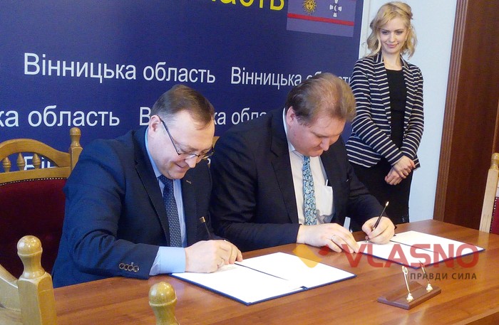 підписання меморандуму заступником виконавчого директора фонду Тарасом Качкою та головою ОДА Валерієм Коровієм фото