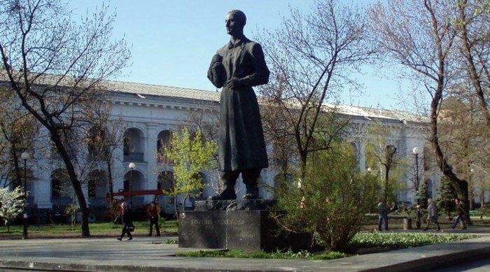 скульптура Сковороді в Києві фото