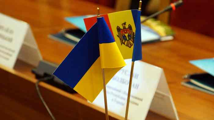 український та молдовський прапори фото