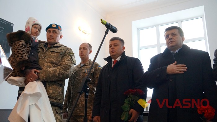 відкриття меморіальної дошки Олександру Кондратюку фото
