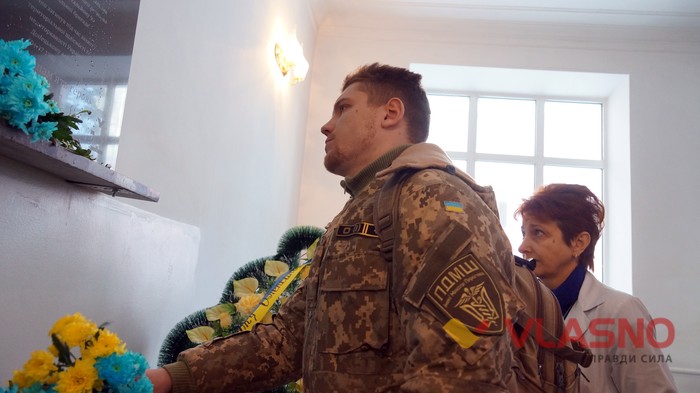 відкриття меморіальної дошки Олександру Кондратюку фото