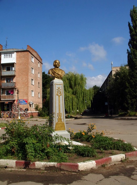 пам'ятник Миколі Гоголю у Могилів Подільському фото