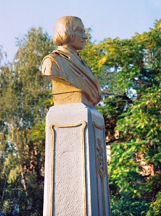 пам'ятник Миколі Гоголю у Могилів Подільському фото