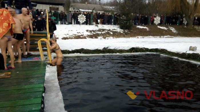 купання на Водохреща на Вишенському озері у Вінниці фото