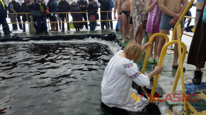 купання на Водохреща на Вишенському озері у Вінниці фото