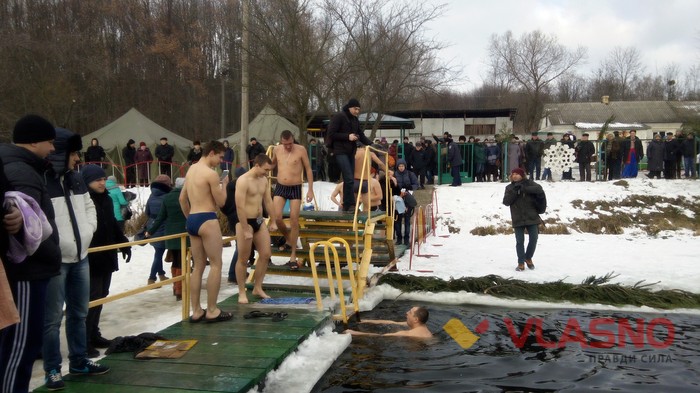 купання на Водохреща на Вишенському озері у Вінниці фото