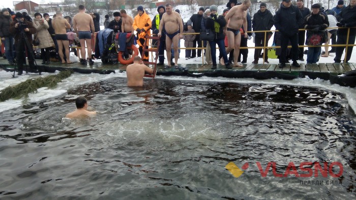 купання на Водохреща на Вишенському озері у Вінниці фото