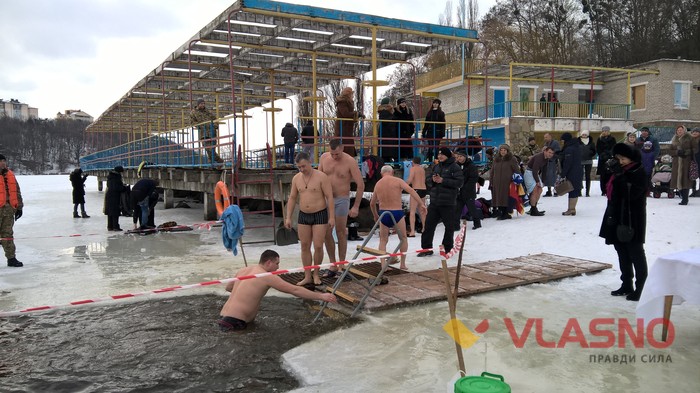 купання на Водохреща біля ставки Ворошилова у Вінниці фото