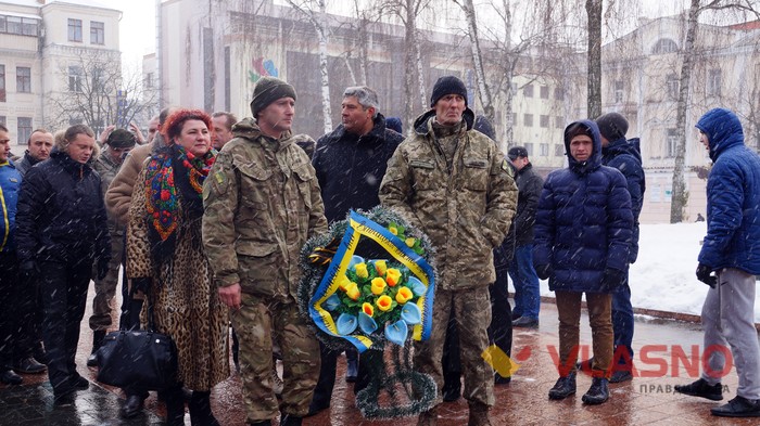 покладання квітів до памятнику Героям Небесної сотні у Вінниці фото