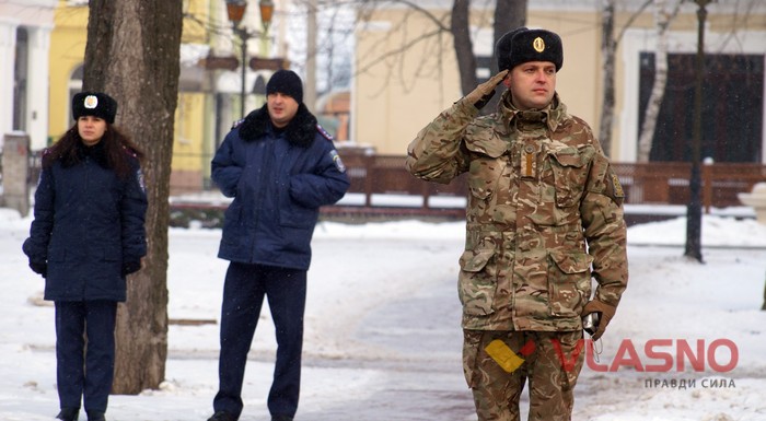 покладання квітів до памятнику Героям Небесної сотні у Вінниці фото