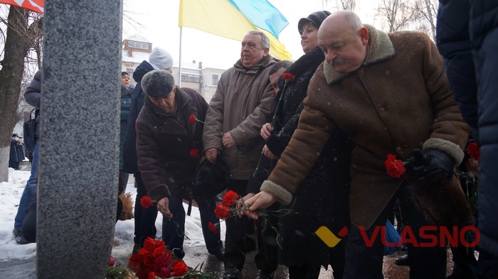 покладання квітів до памятнику Героям Небесної сотні у Вінниці фото