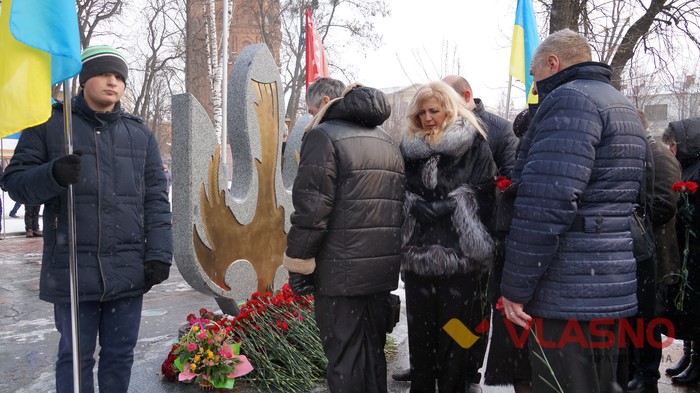 покладання квітів до памятнику Героям Небесної сотні у Вінниці фото