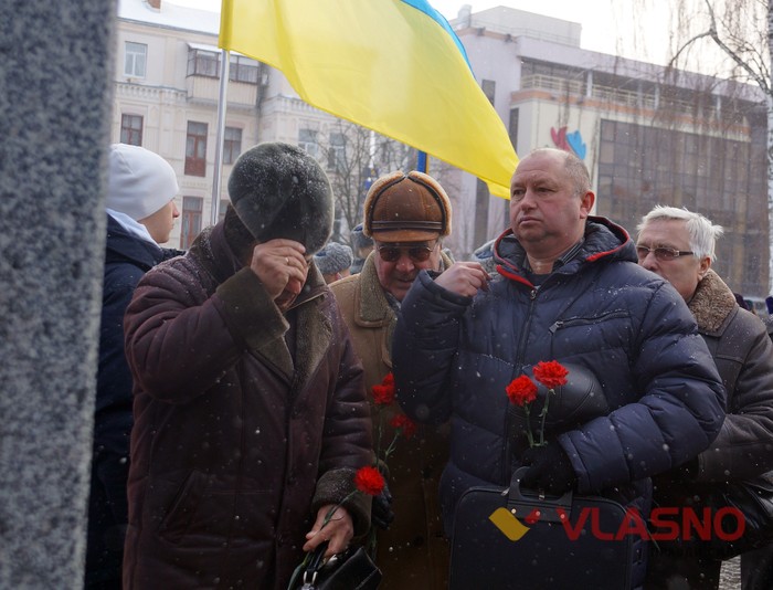 покладання квітів до памятнику Героям Небесної сотні у Вінниці фото