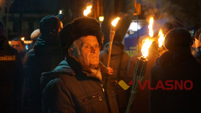 смолоскипна хода вшанування героїв Крут у Вінниці фото