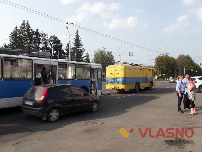 тролейбус аварія вінниця