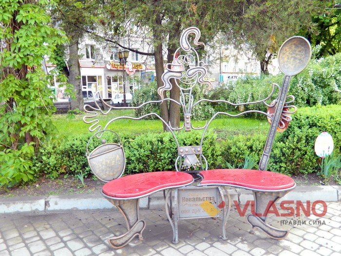 скульптури футболістів у Тернополі фото