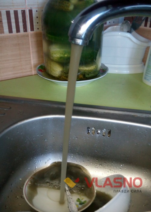 брудна вода з крану фото