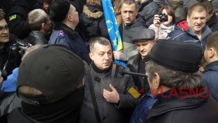 автомайданівці перекрили дорогу у Вінниці фото