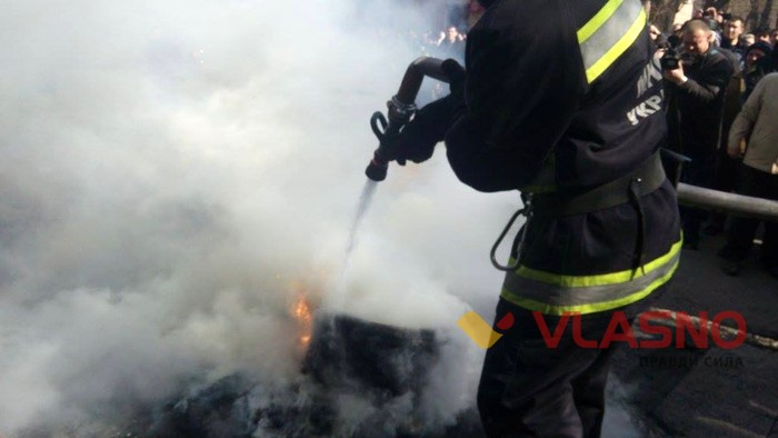 під будівлею поліції у Вінниці гасять шини фото