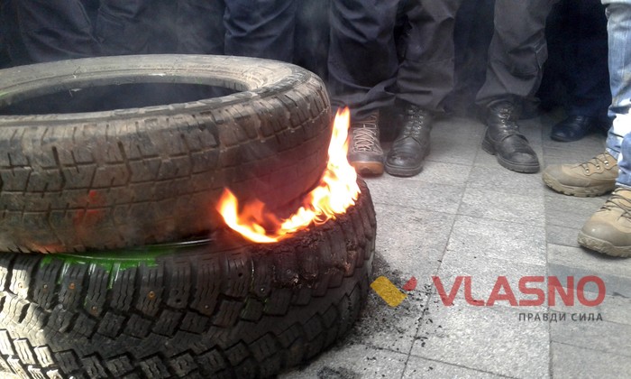 під будівлею поліції у Вінниці підпалили шини фото