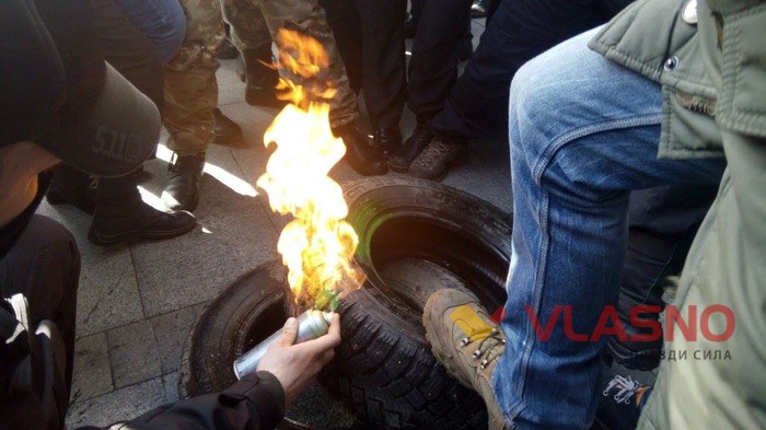під будівлею поліції у Вінниці підпалили шини фото