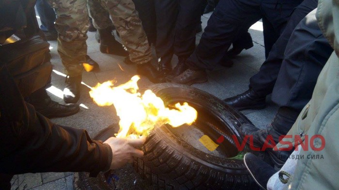 під будівлею поліції у Вінниці підпалили шини фото