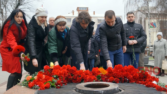 покладання квітів до Вічного вогню у Вінниці фото