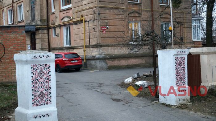 будинок на Пушкіна 38 з вишиванкою у Вінниці фото