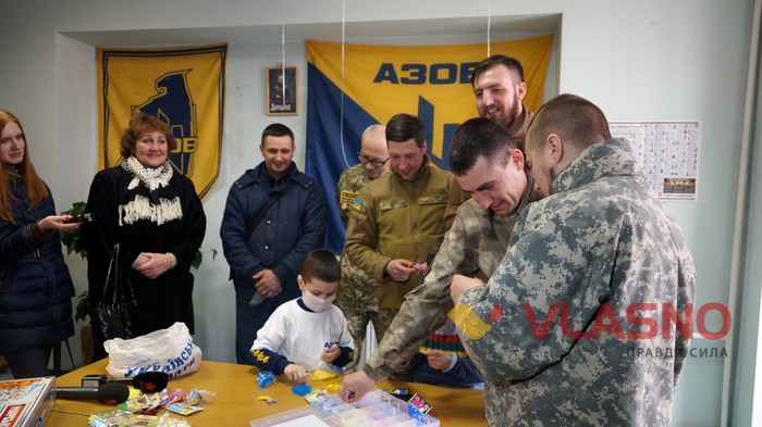 Денис Проценко вчить плести браслети фото