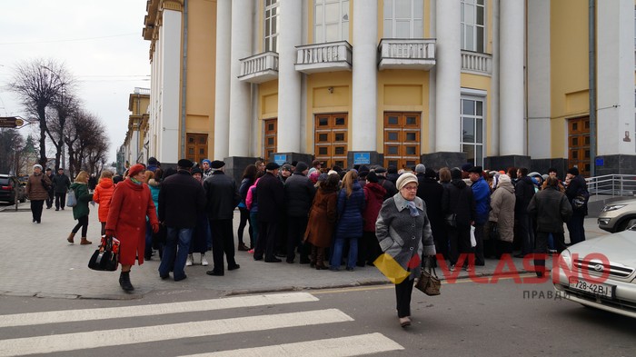 пікет представників вінницьких училищ під Вінницькою облрадою фото