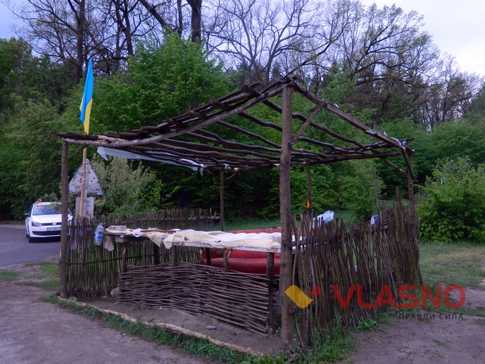 альтанка біля тунелю кохання фото