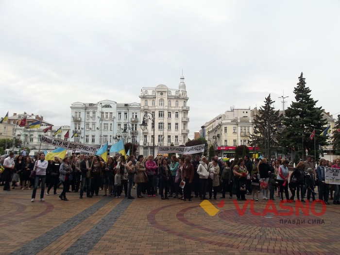 мітинг батьків ЗОШ №5 та ЗОШ №31 під Вінницькою міськрадою фото