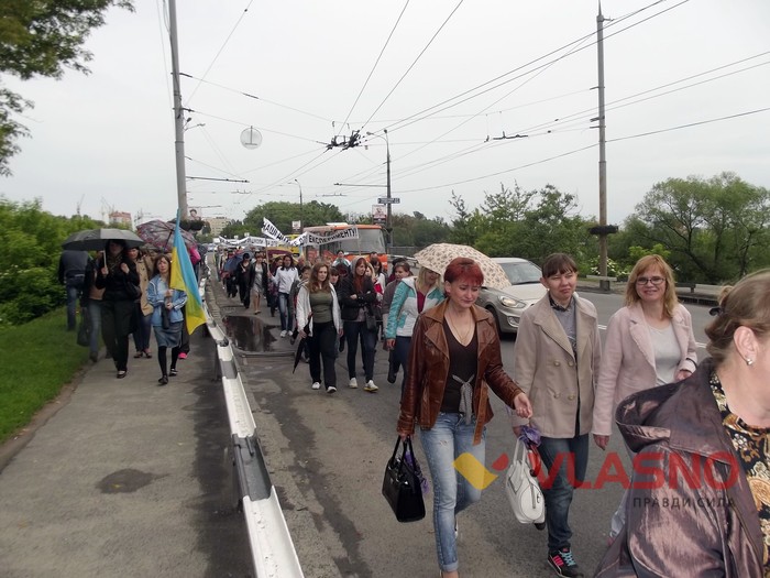протестна хода батьків з ЗОШ №5 та ЗОШ №31 у Вінниці фото