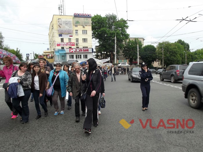 протестна хода батьків з ЗОШ №5 та ЗОШ №31 у Вінниці фото