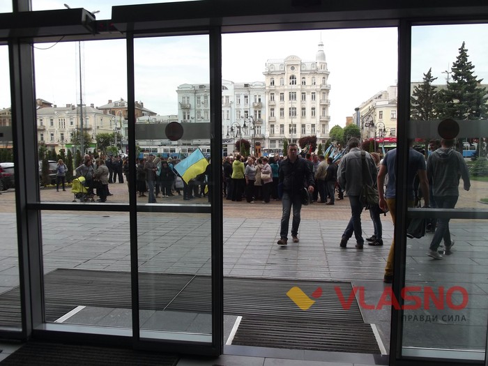 мітинг батьків ЗОШ №5 та ЗОШ №31 під Вінницькою міськрадою фото