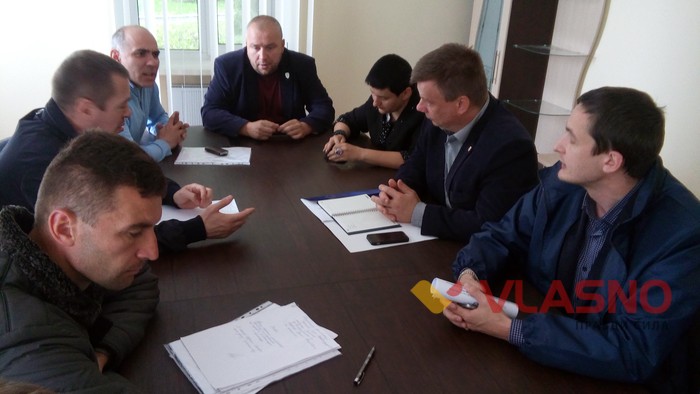 вінницькі депутати обговорюють ДТП за участю патрульних поліцейських фото