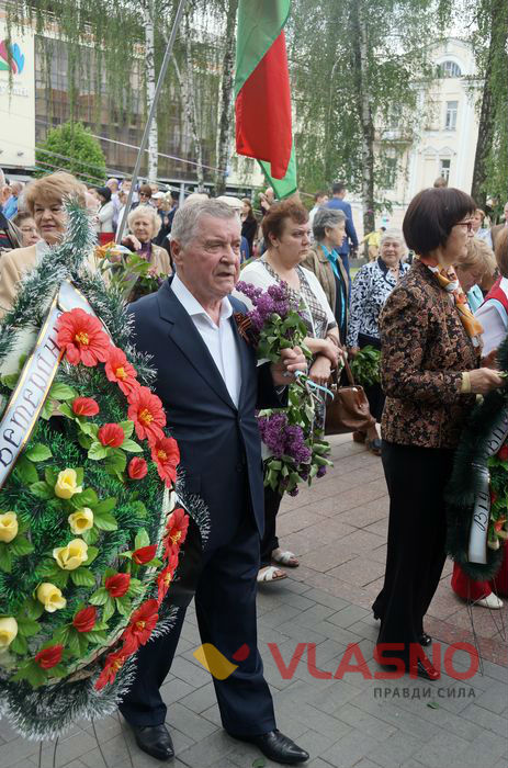 покладання квітів біля Вічного вогню у Вінниці фото