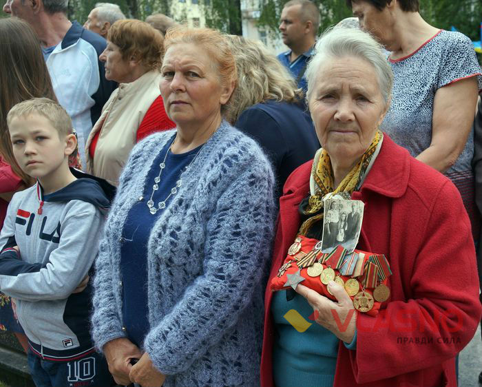 покладання квітів біля Вічного вогню у Вінниці фото