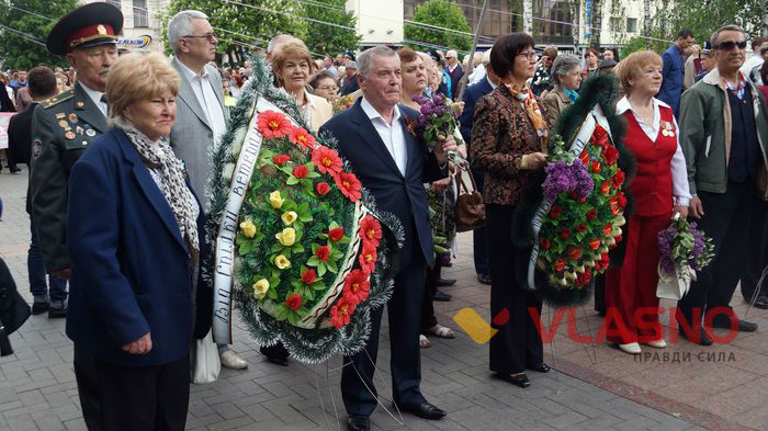 покладання квітів біля Вічного вогню у Вінниці фото